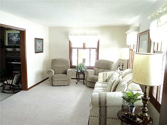 2nd image of 1610 Oakwood Ct