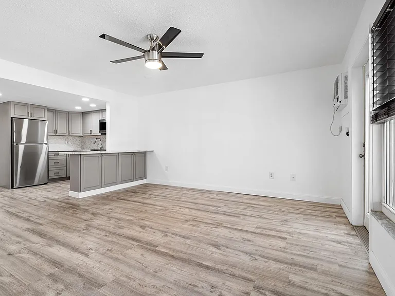1110 N Riverside Dr #20 — Photo 14
