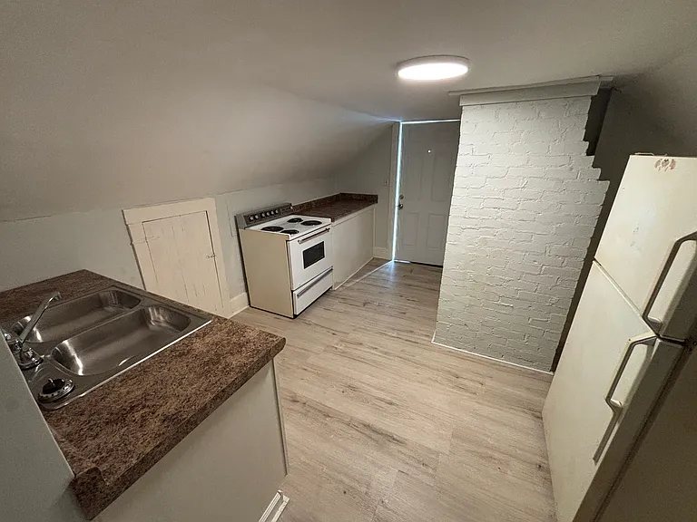 298 N Fairview Ave #B — Photo 8
