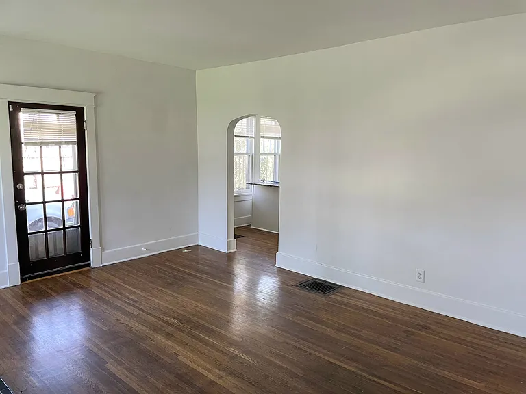Large living room w hardwoods