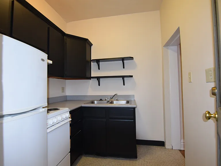 Greystone Court Apartments — Photo 24