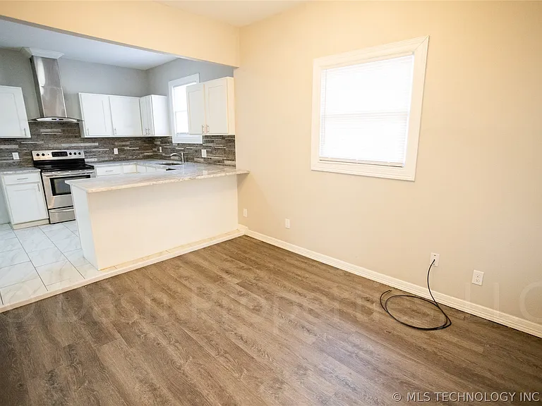 2604 E 7th St S — Photo 17