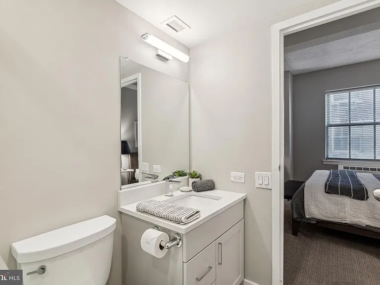 875 Sansom St #1009 — Photo 27