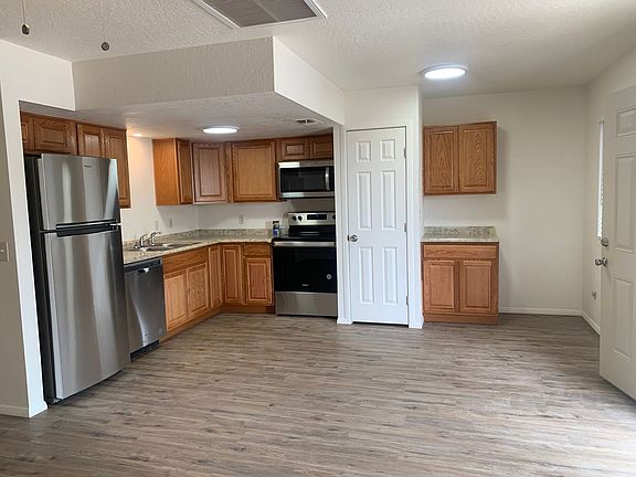 3rd image of 942 Redtail Hawk Dr APT 1