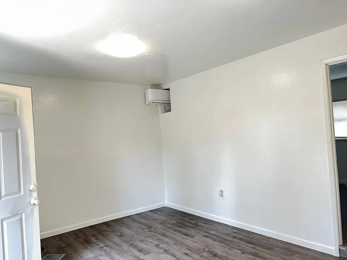 Building Photo - 232 Oakshire Ave N #N-2