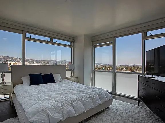 5th image of 8641 Wilshire Blvd #902