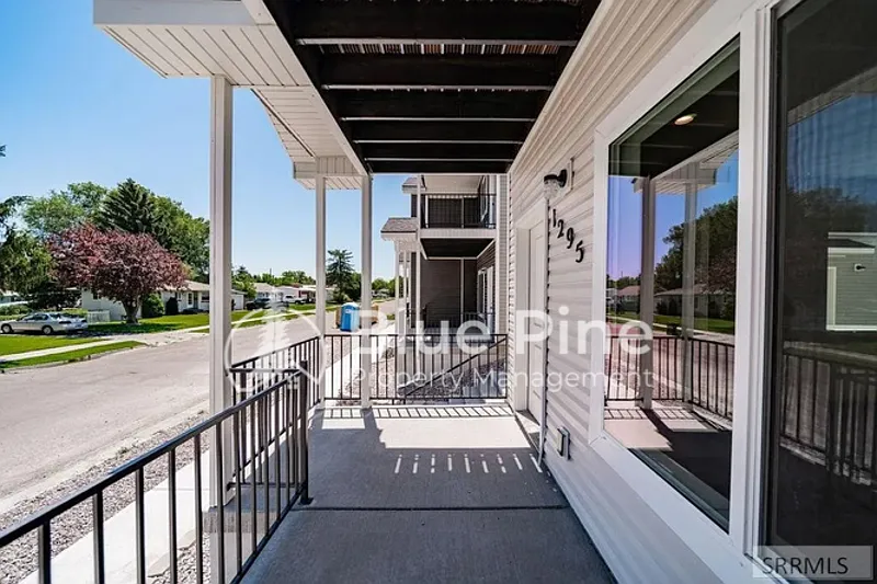3 bed, 2.0 bath, 1796 sqft, $1,795 — Photo 2