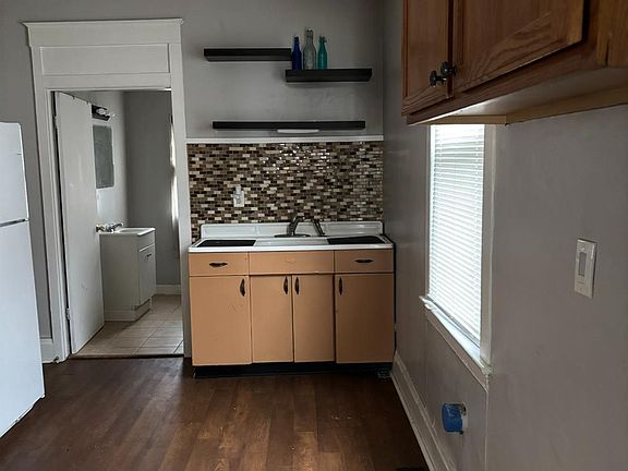 4th image of 705 McLaren Ave