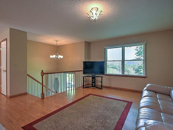 5th image of 301 Ferndale Ln