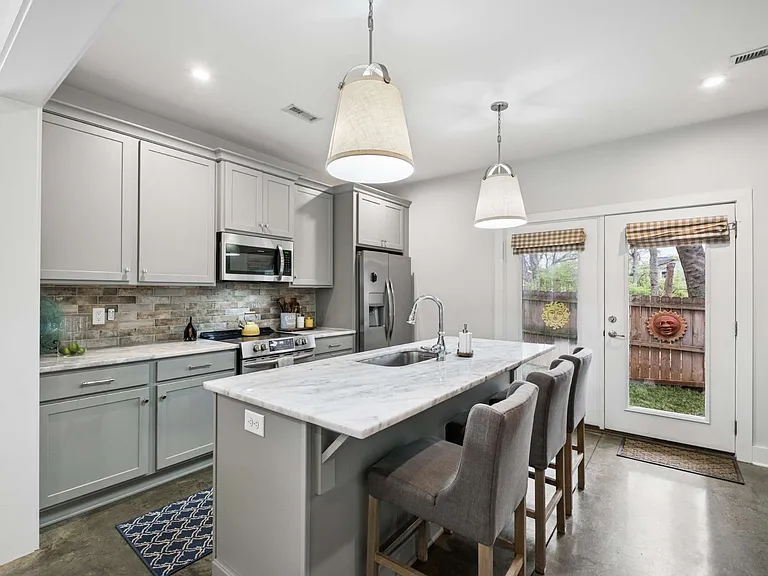 1125 Chester Ave #11 — Photo 6