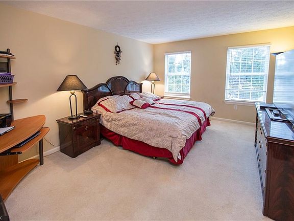 4th image of 694 Ashberry Ln