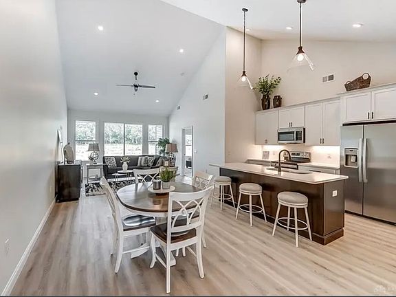 2nd image of 835 Brookwood Cres