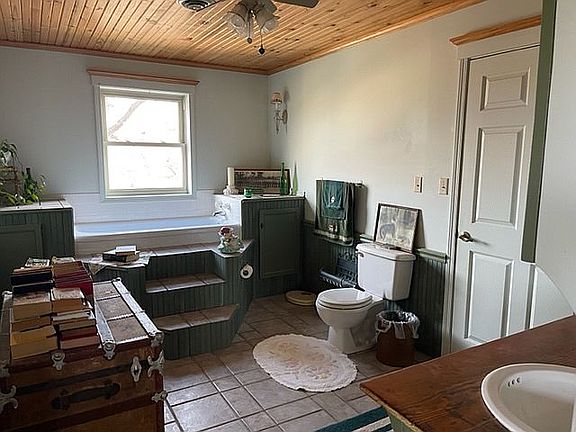 Upstairs Bath w/antique tub 