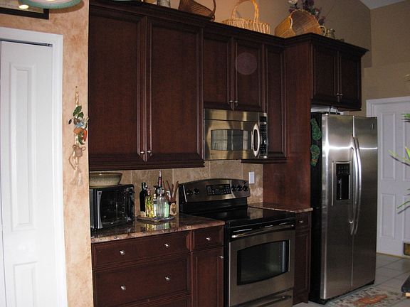 Cherry cabinates, Stainless appliances