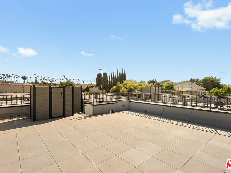 1253 S Plymouth Blvd — Photo 4