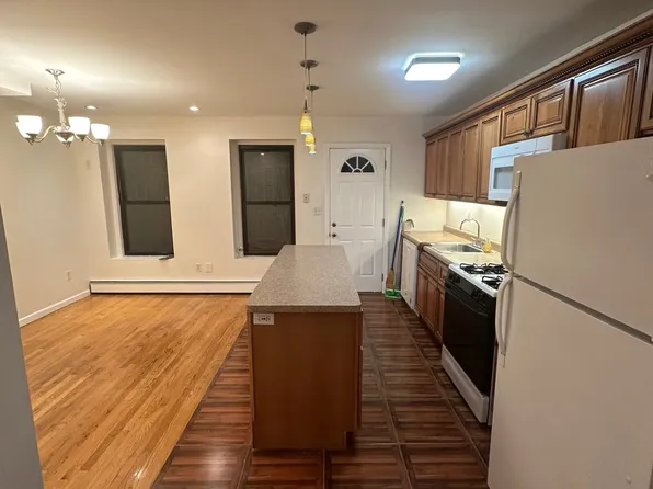 21 Vernon Avenue image 1 of 19