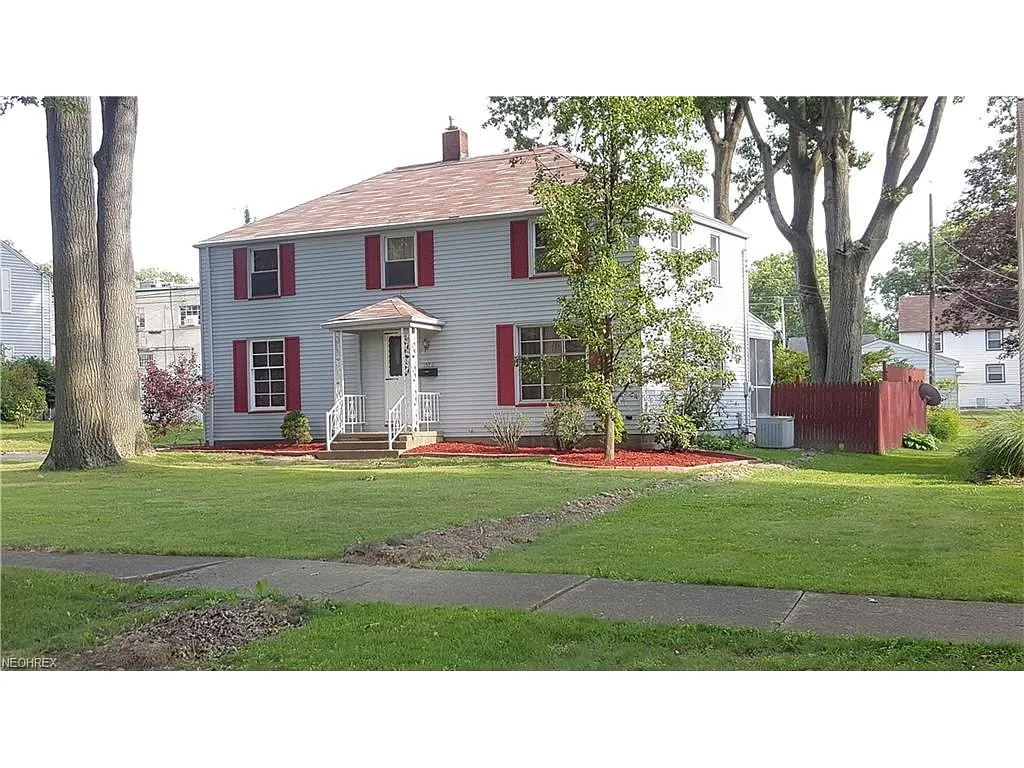 1556 Sunset Dr NE photo 1