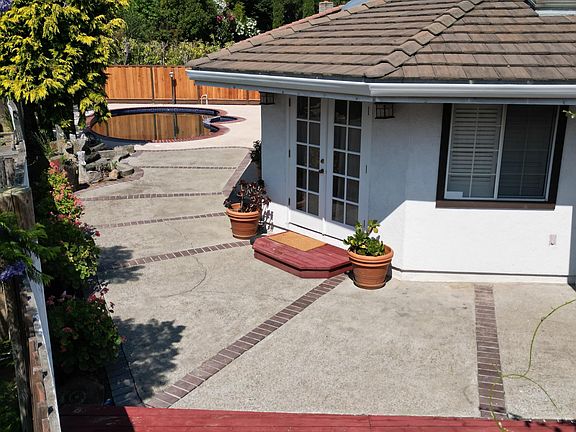 4th image of 3200 Round Hill Dr
