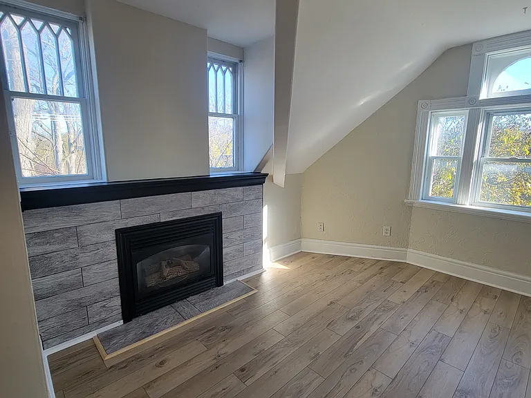 300 Princess Ave — Photo 20