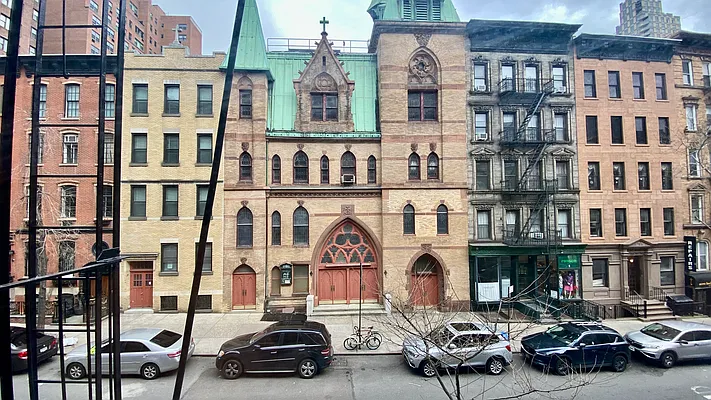 Rented by Douglas Elliman | media 14