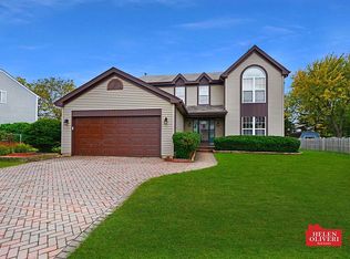 515 Waterford Dr, Lake Zurich, IL 60047