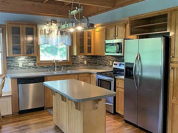 4th image of 590 Meadowridge Dr