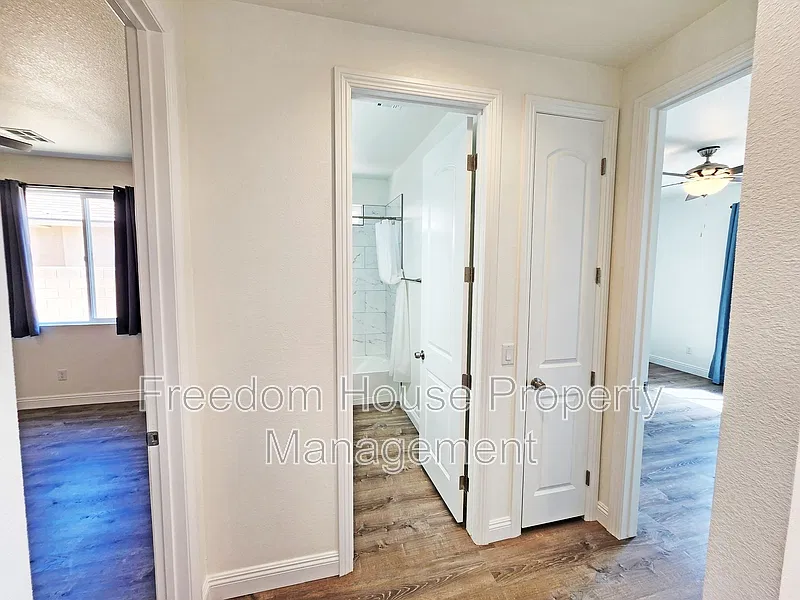 3 bed, 2.5 bath, 2095 sqft, $2,241 — Photo 4