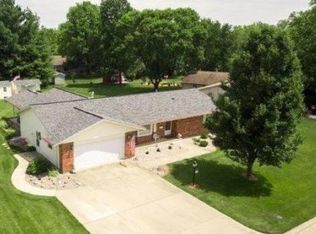 2225 Seneca Dr, Charleston, IL