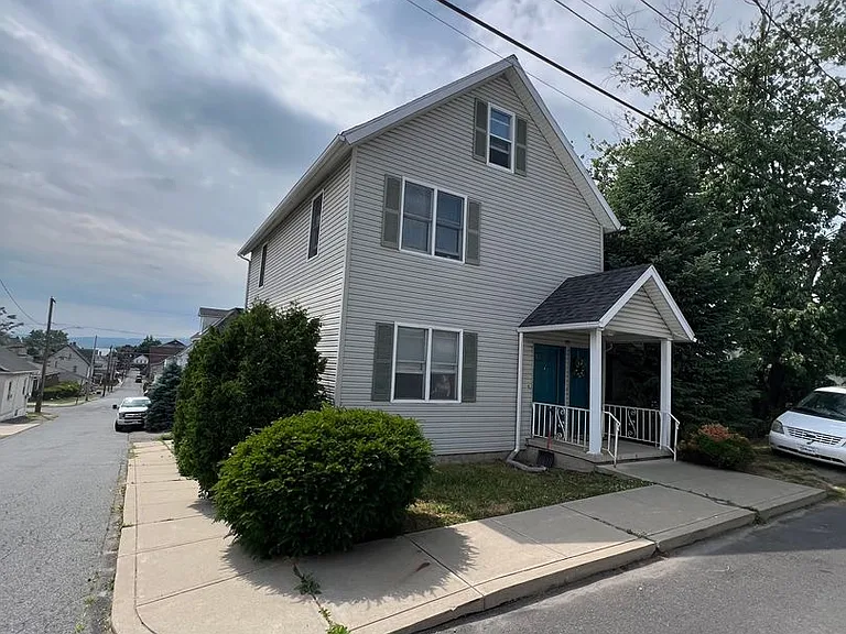 301 E Elm St — Photo 2