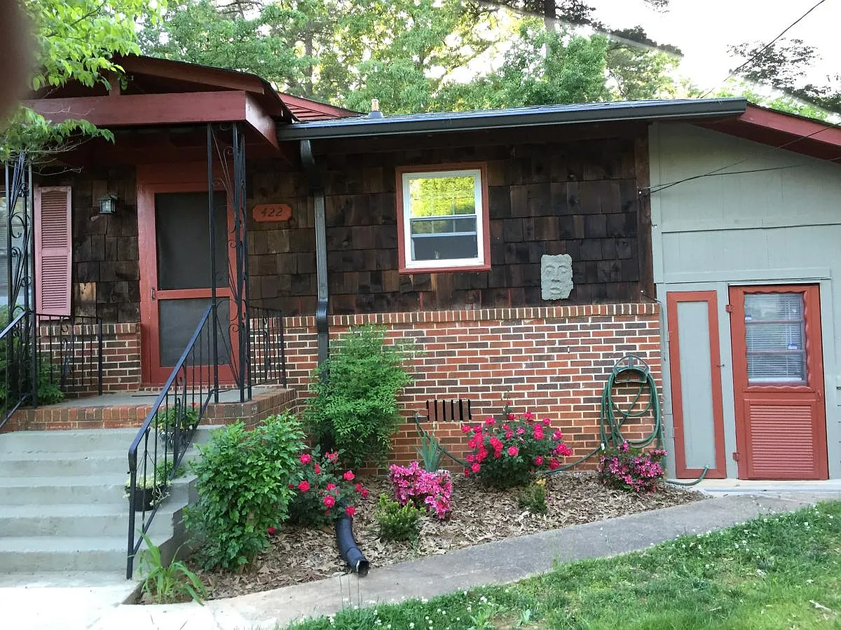 422 Club House Drive — Photo 2