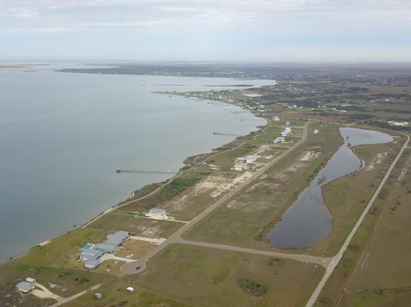 43 Bay Club Dr, Seadrift, TX 77983