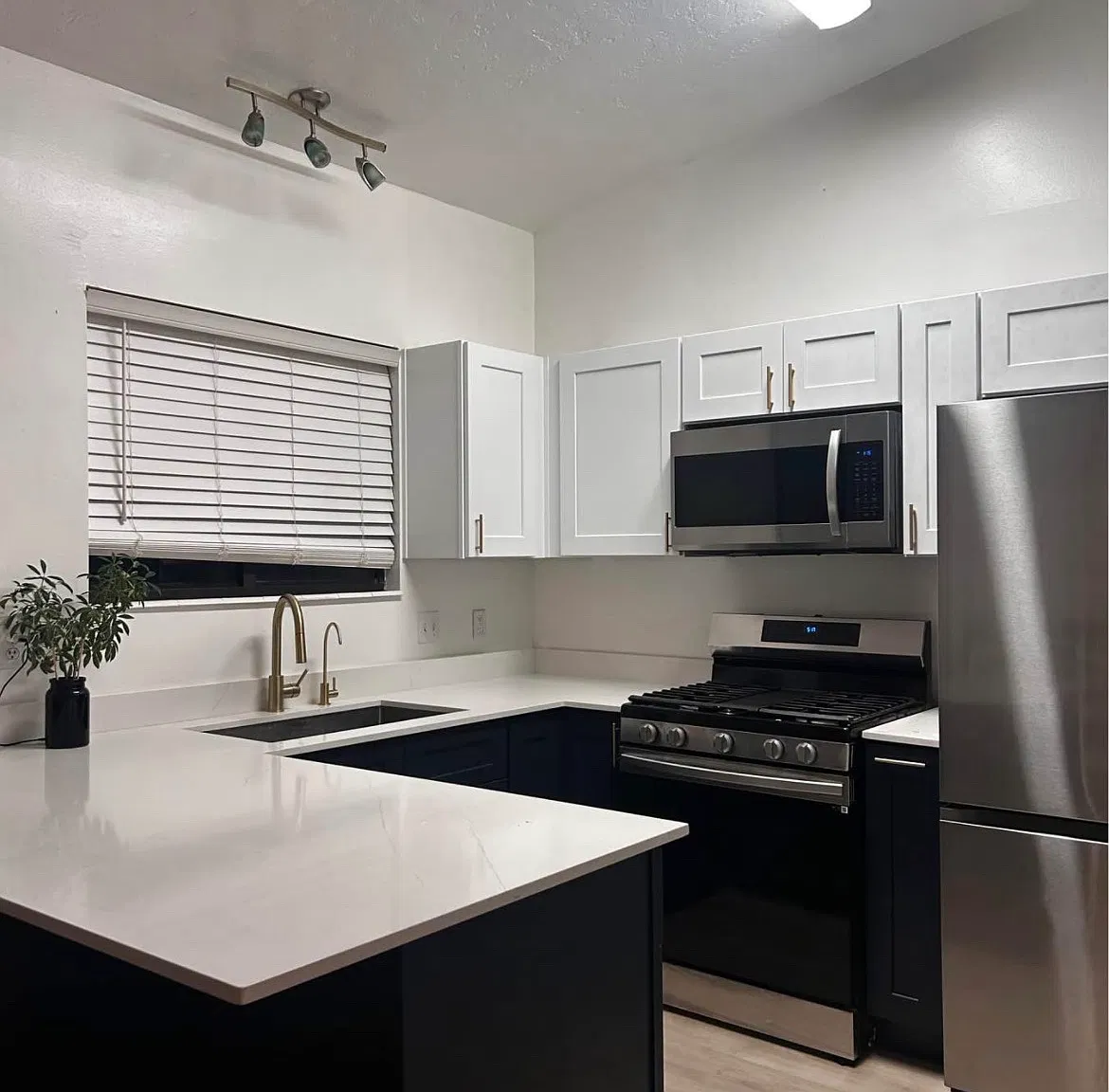 5 bed, 2024 sqft, $700 — Photo 1