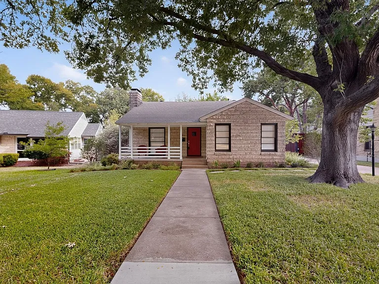 2323 Barberry Dr — Photo 3