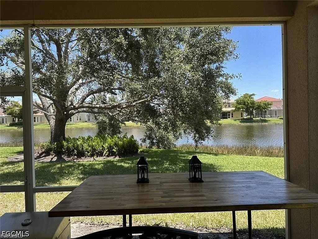 3 bed, 2.5 bath, 1896 sqft, $2,600 — Photo 2