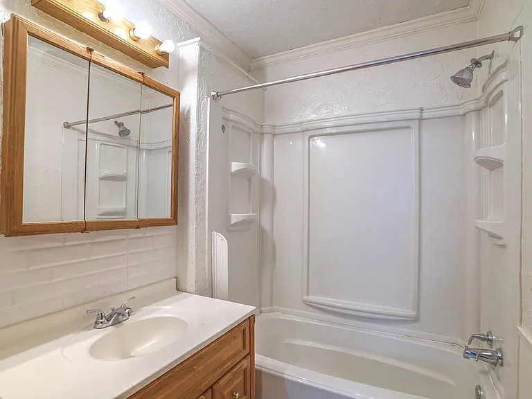 525 E Eckman St — Photo 14
