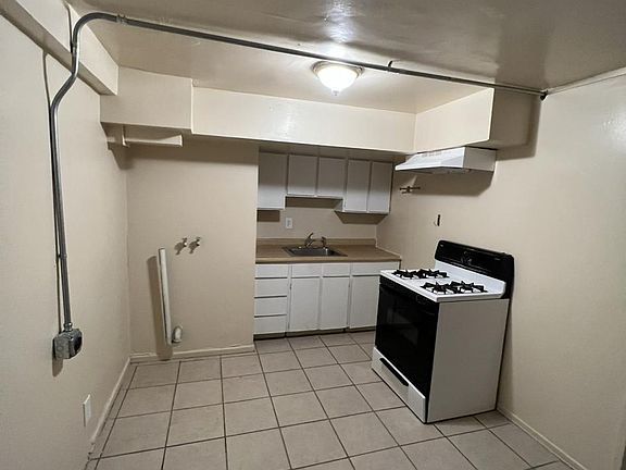 4th image of 24463 Park St