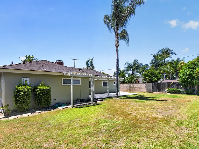 2940 Charles Ave — Photo 15