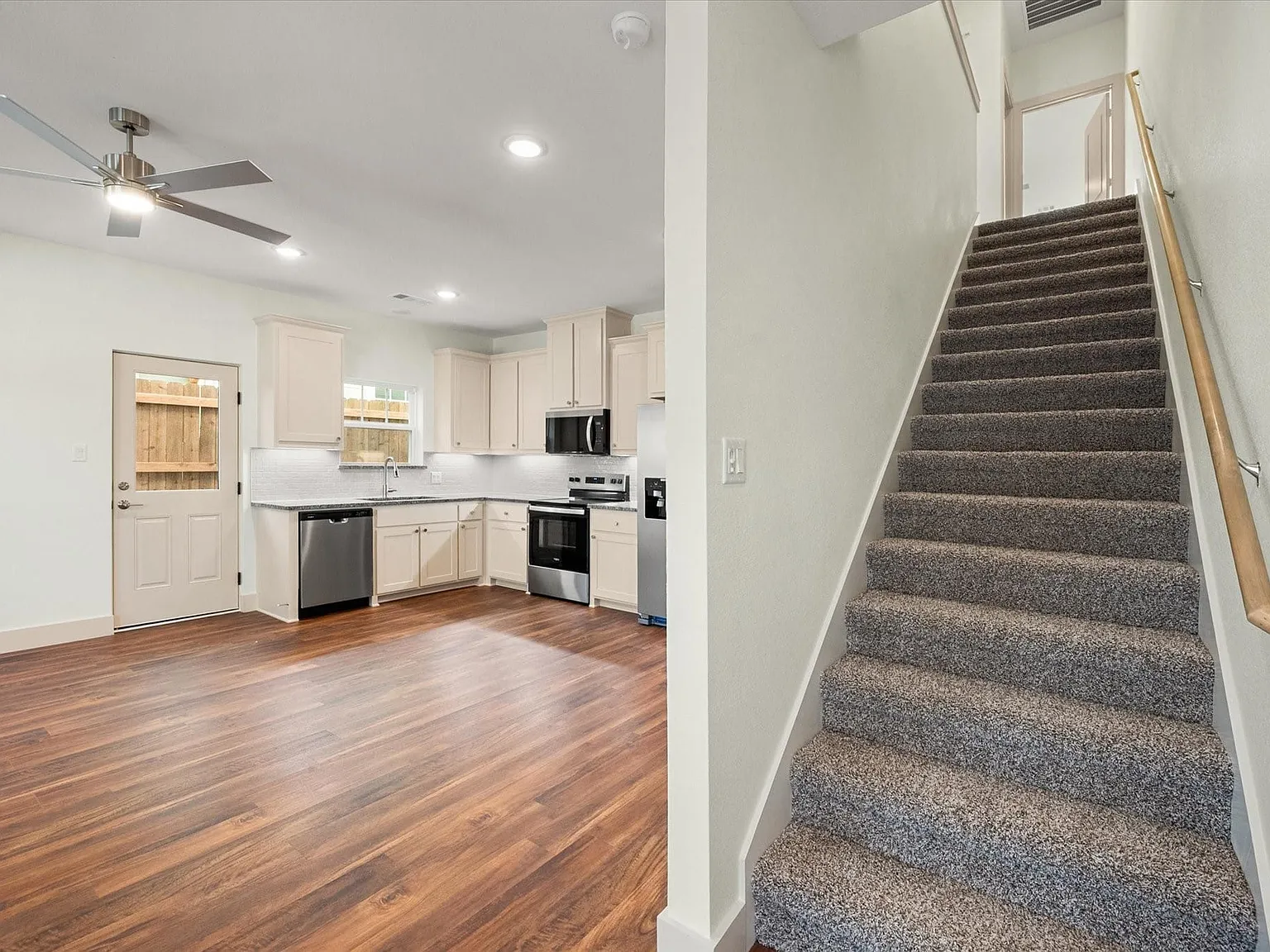 3 bed, 2.5 bath, 1550 sqft, $2,295 — Photo 3