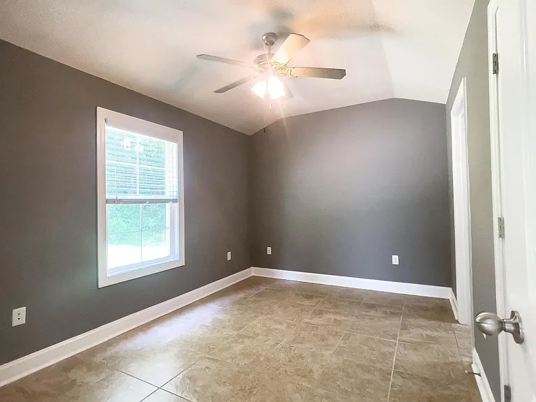 1611 Oxford Pl — Photo 3
