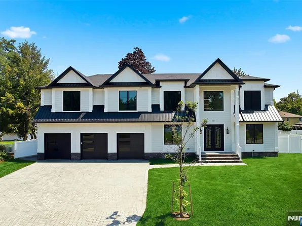 295 Georgian Dr, Paramus, NJ 07652