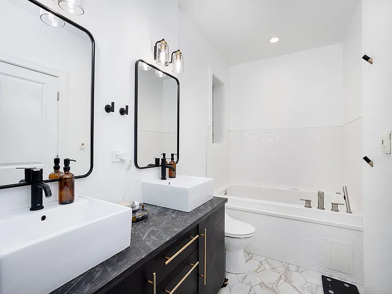 821 W Roscoe St #1 — Photo 13