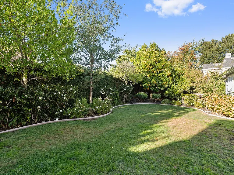 240 University Dr — Photo 28