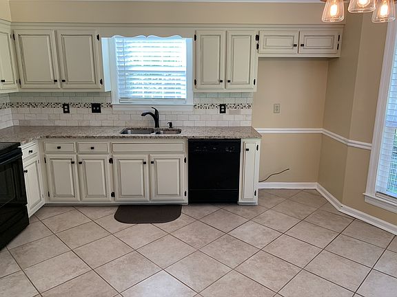 3rd image of 215 Big Ben Ct
