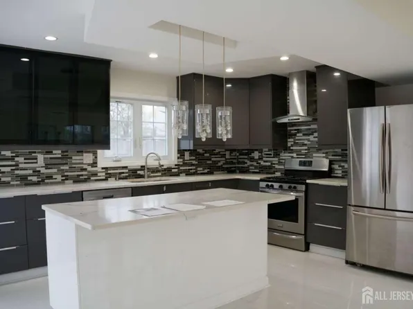 8 Stephenville Pkwy, Edison, NJ 08820