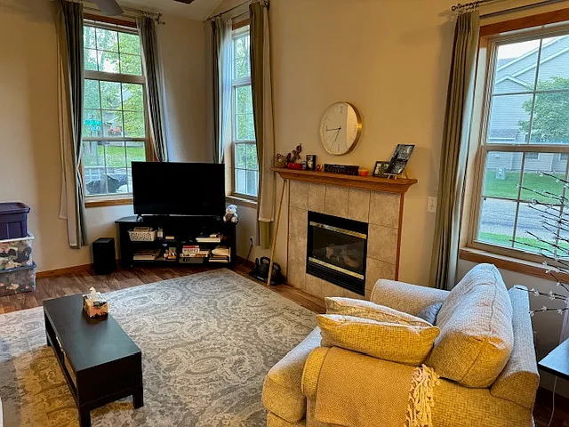 2 bed, 1298 sqft, $2,050 — Photo 3