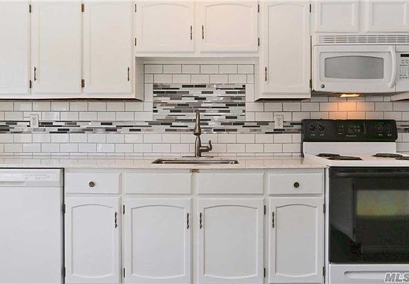 2nd image of 8 Glenwood Ct