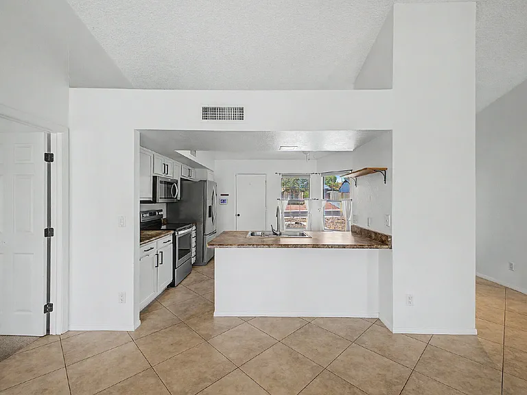1301 E Taro Ln — Photo 15