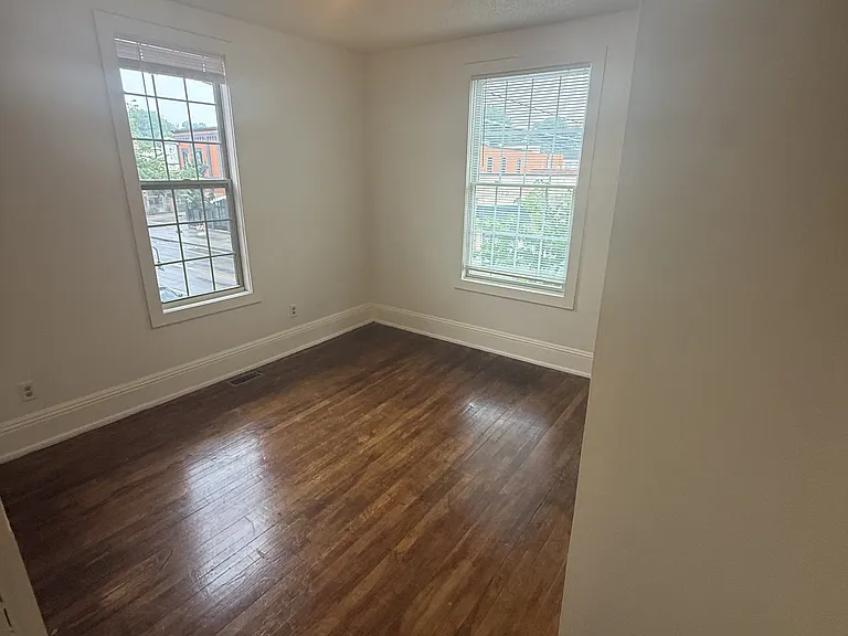 973 Payne Ave — Photo 5