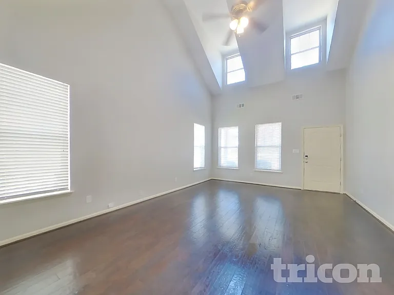 1422 Collins Dr — Photo 4