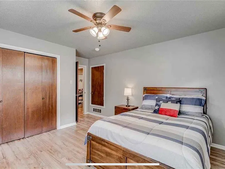 203 E Brier Ln — Photo 15